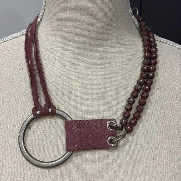 Suede and bead necklace - Picture 1 of 5